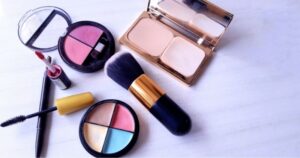 Bộ trang điểm cơ bản gồm các món dễ dùng như cushion, son, má hồng, mascara và mút tán nền