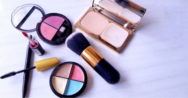 Bộ trang điểm cơ bản gồm các món dễ dùng như cushion, son, má hồng, mascara và mút tán nền