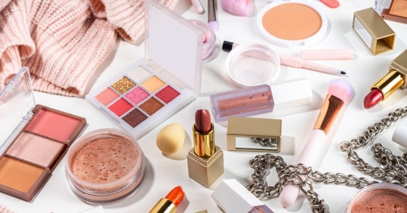 Make up và makeup là cách gọi quen thuộc về trang điểm, làm đẹp và thể hiện phong cách cá nhân