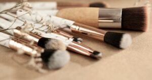 một bộ trang điểm cơ bản giá bao nhiêu cho người mới