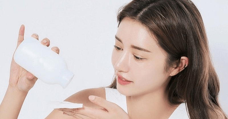 Các bước skincare ban đêm: Dùng toner cân bằng da